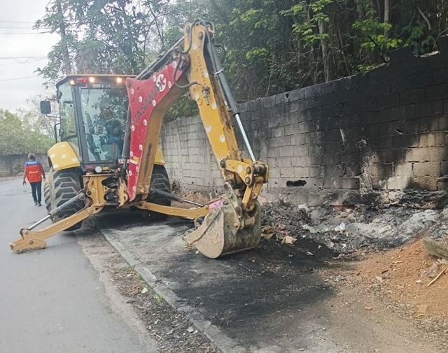 Prefeitura remove resíduos em três bairros nesta segunda-feira