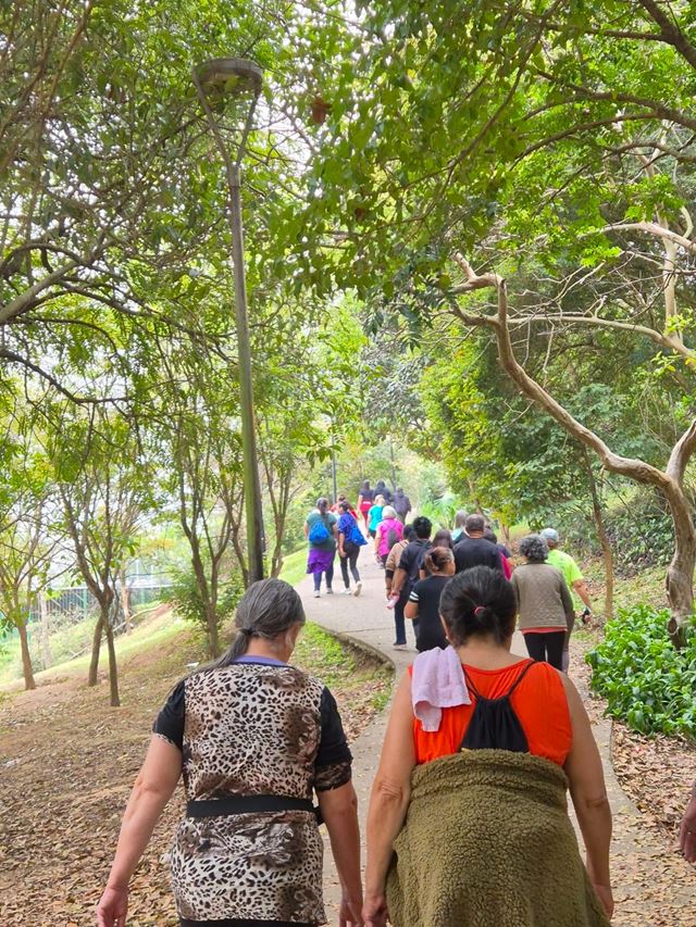 Alunos do CEU São Domingos participam de atividade esportiva no Bosque Maia