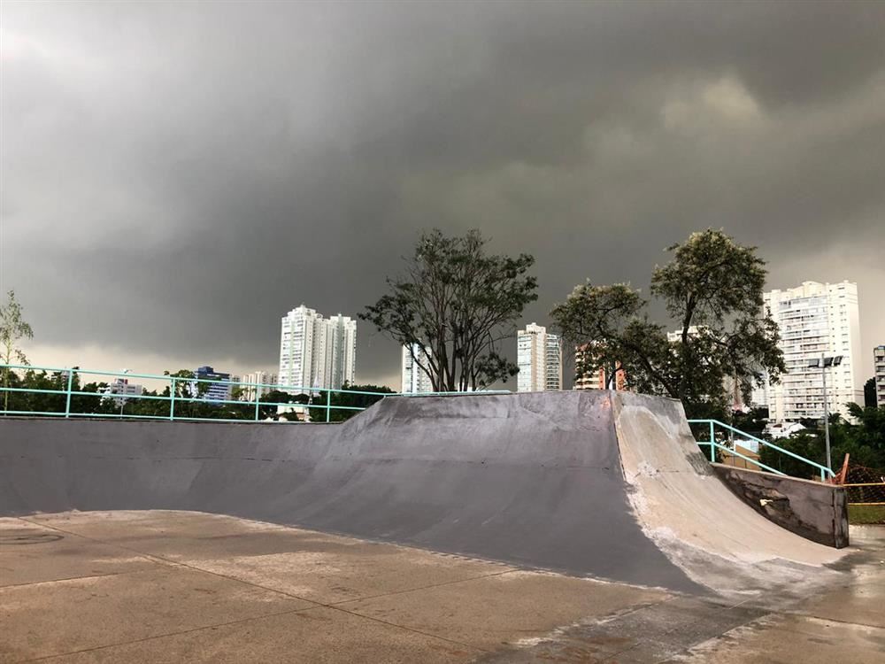 Evento de skate marca entrega de pista no Bosque Maia