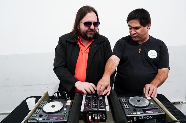 Workshop de discotecagem recebe pessoas com deficiência visual e auditiva