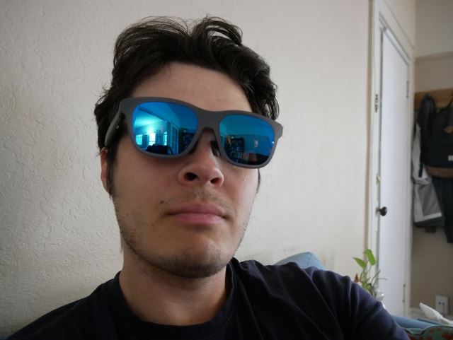 Esta é a melhor maneira de assistir a um filme em um par de óculos de sol?