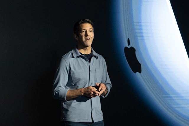 Quem é John Ternus, o novo CEO da Apple?