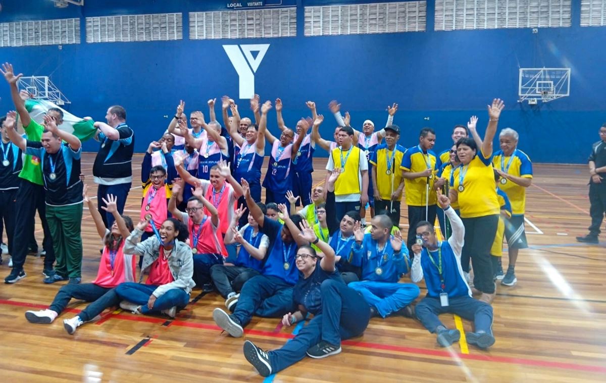 Alunos com deficiência visual do Peis participam de festival de basquete