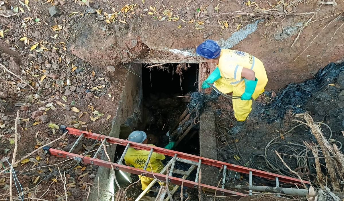 Prefeitura limpa caixas de drenagem ao longo da avenida Santos Dumont para evitar alagamentos