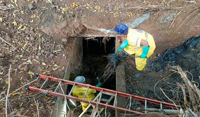 Prefeitura limpa caixas de drenagem ao longo da avenida Santos Dumont para evitar alagamentos