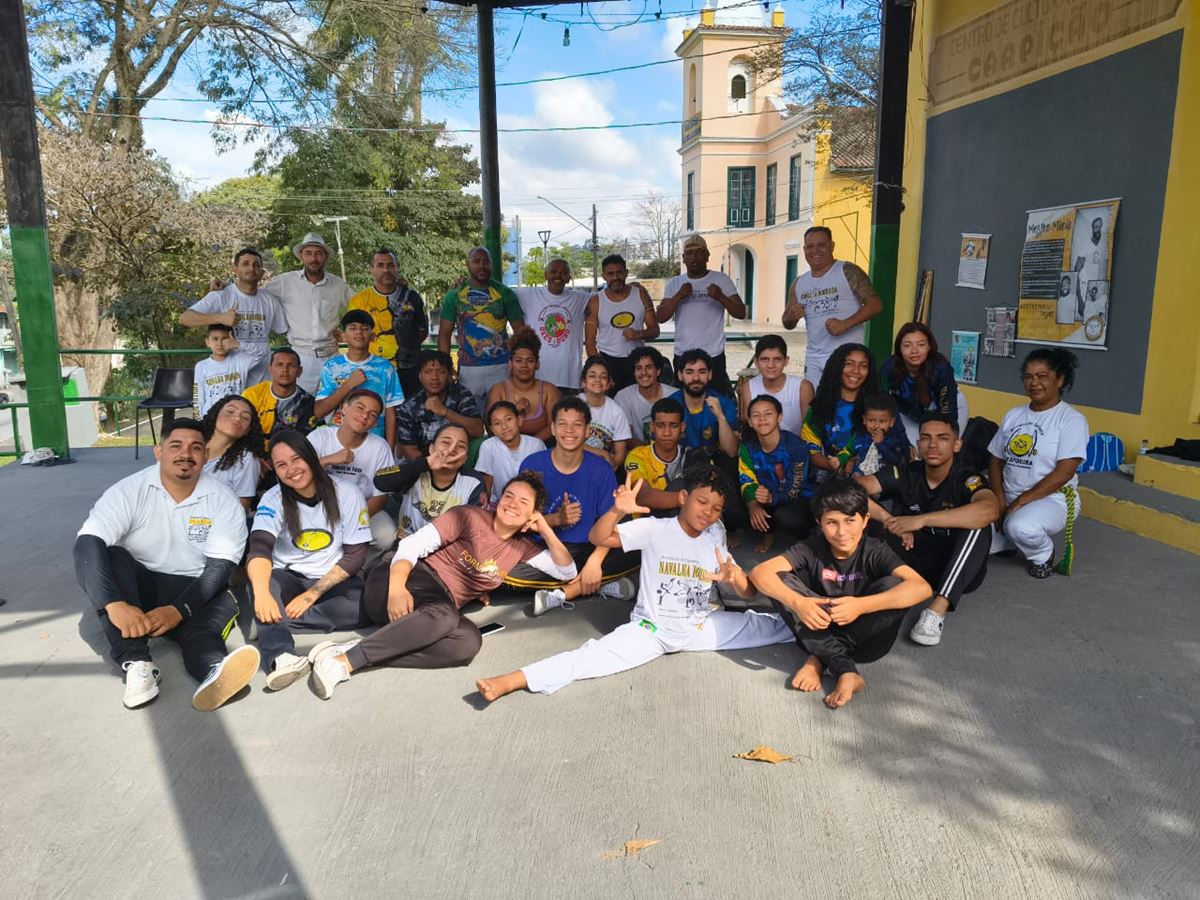 Roda de capoeira reúne comunidade na praça Nossa Senhora do Bonsucesso