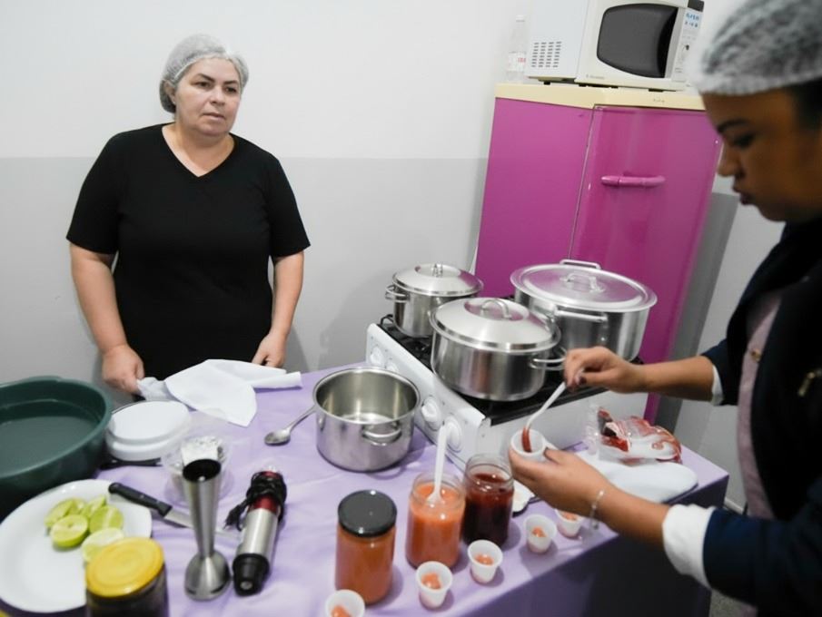 Casas da Mulher oferecem oficinas de bolsas para praia, reaproveitamento de alimentos, geleias e compotas