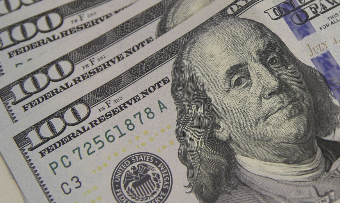 Dólar cai a R$ 5,08 e atinge menor valor em um mês