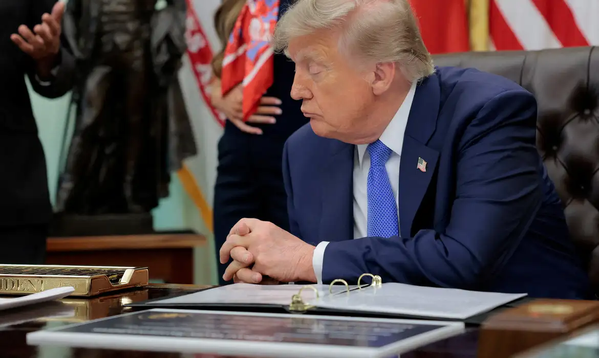 Trump promete US$ 5 mil a cada americano se vencer eleições