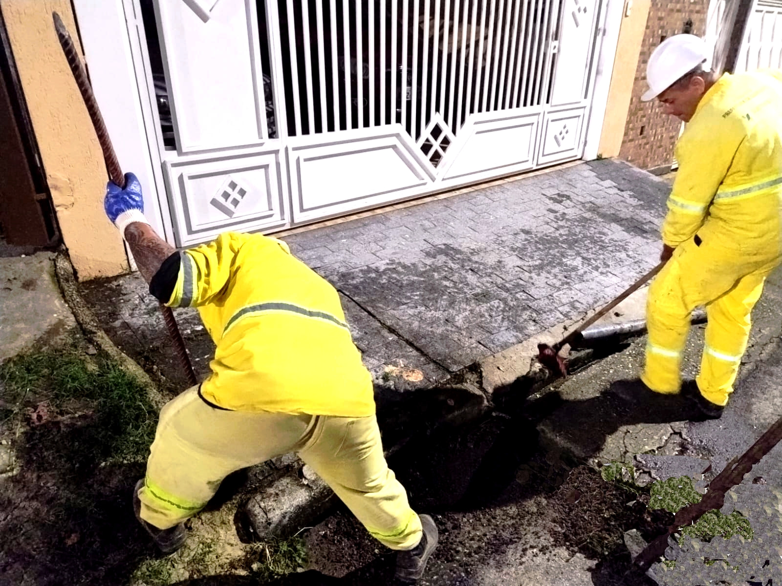 Prefeitura limpa bocas de lobo obstruídas por detritos na Vila Galvão