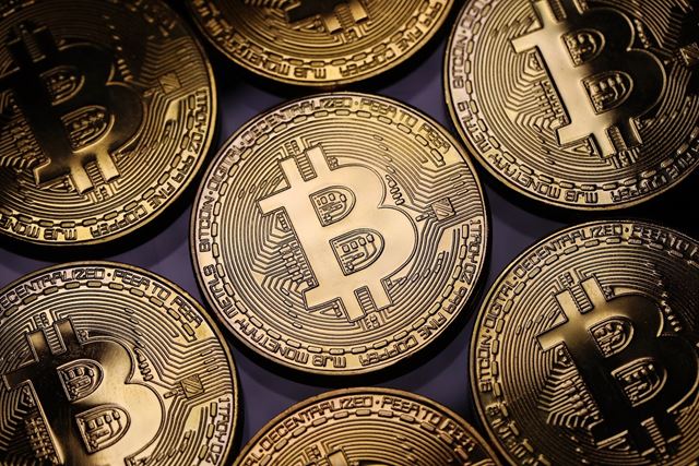 Golpistas visam centenas de milhares de proprietários de criptomoedas após Trezor confirmar violação de dados de provedor de e-mail