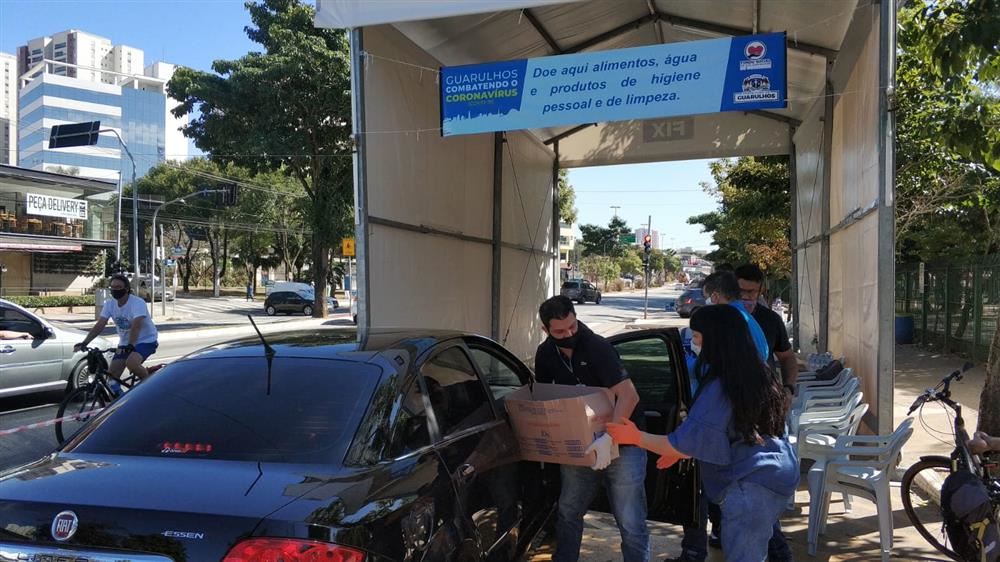 Drive-Thru Solidário arrecada 830 quilos de alimentos no fim de semana