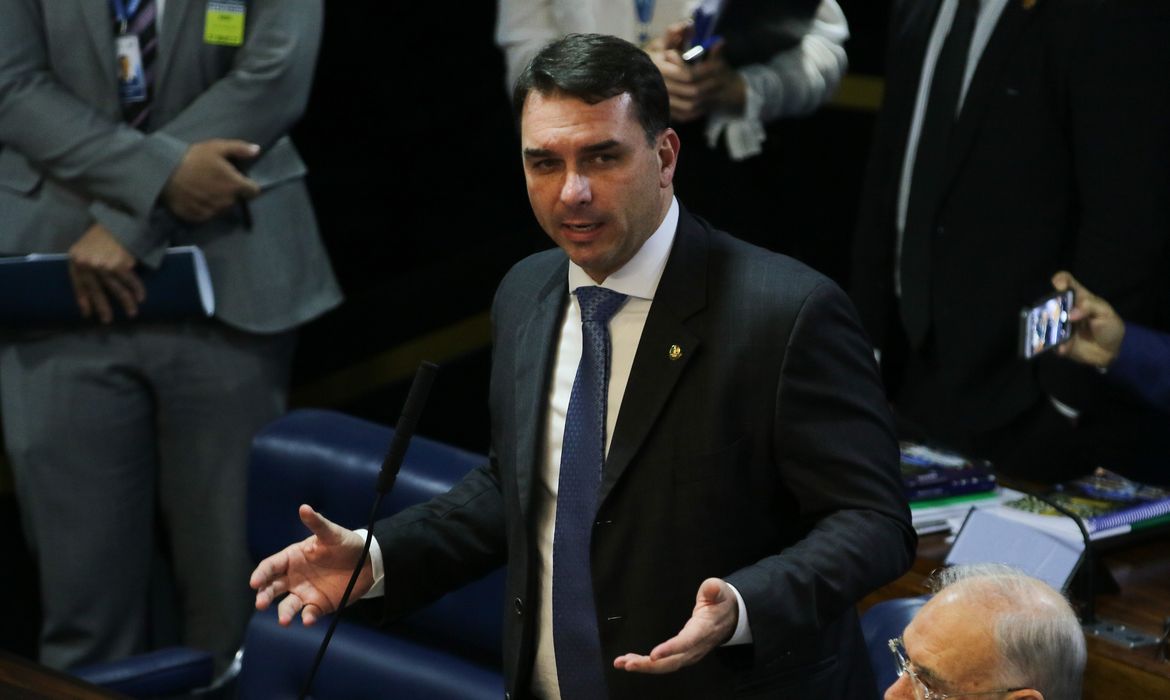 Defesa de Flávio Bolsonaro tentou levar caso Dark Horse a Mendonça