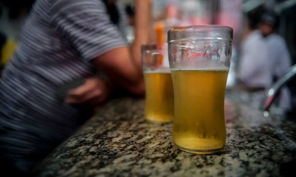 Álcool e cigarro podem causar cegueira, alertam especialistas