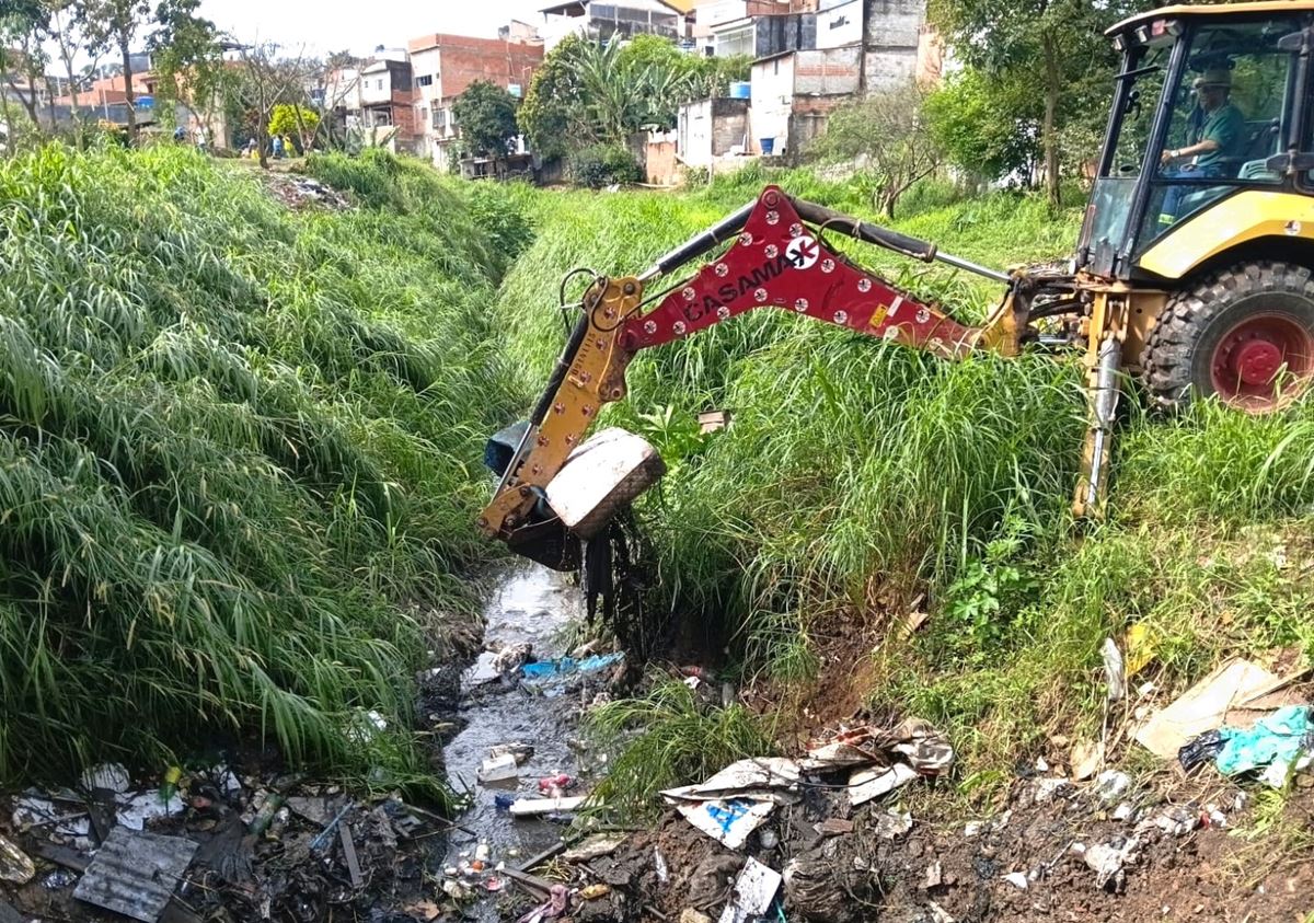 Prefeitura reforça limpeza de travessias de córregos após fortes chuvas