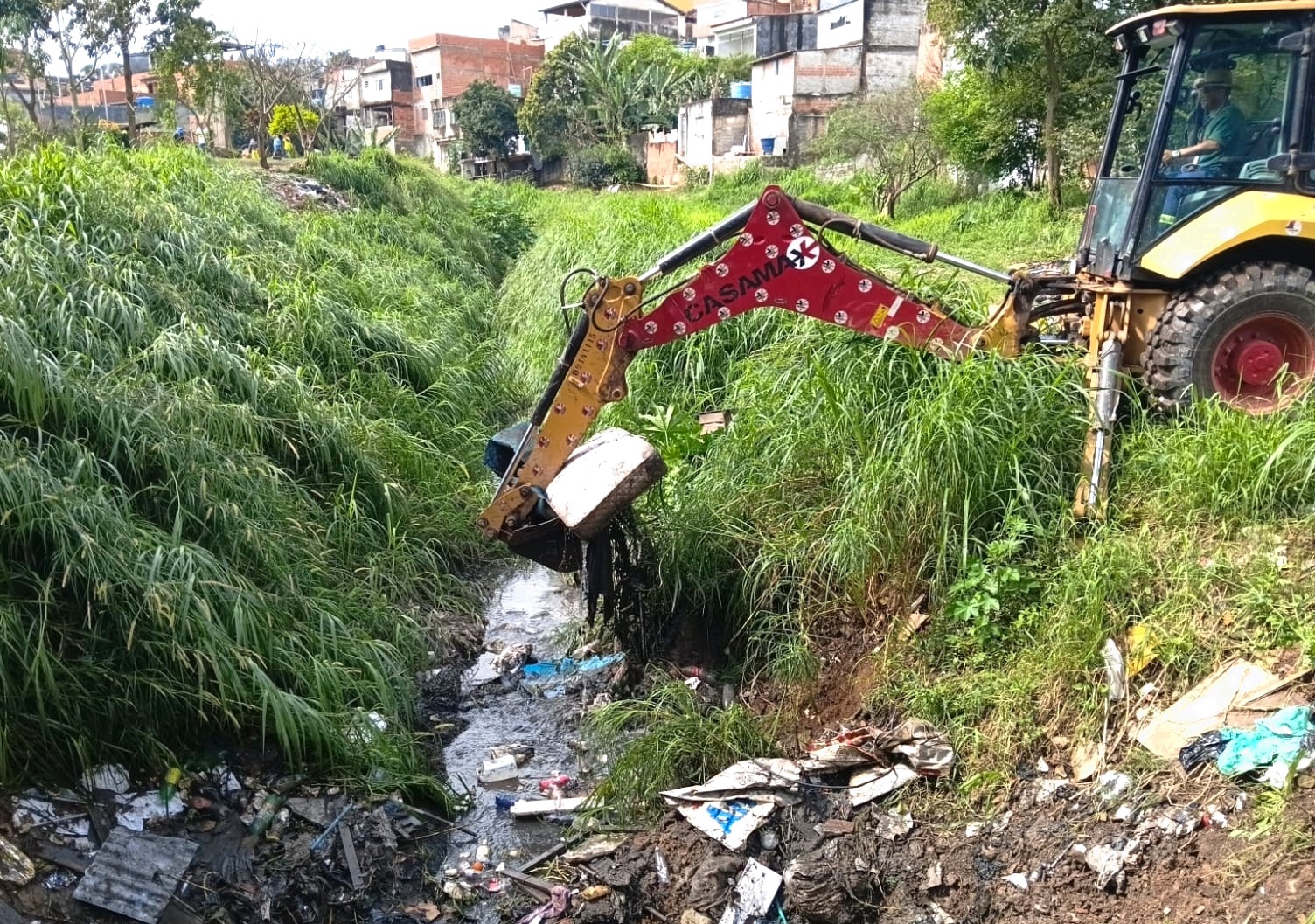 Prefeitura reforça limpeza de travessias de córregos após fortes chuvas