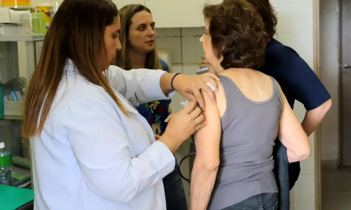 SUS amplia cobertura da vacina Pneumo 20 para maiores de 85 anos