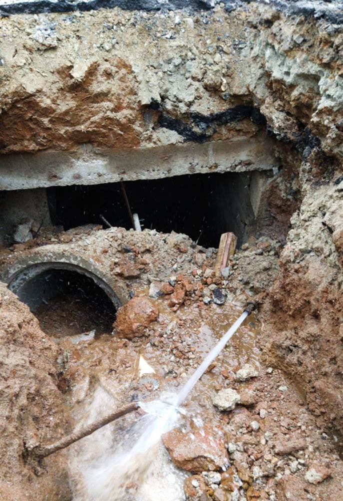 Prefeitura reforma sistema de drenagem em via do Jardim Cumbica