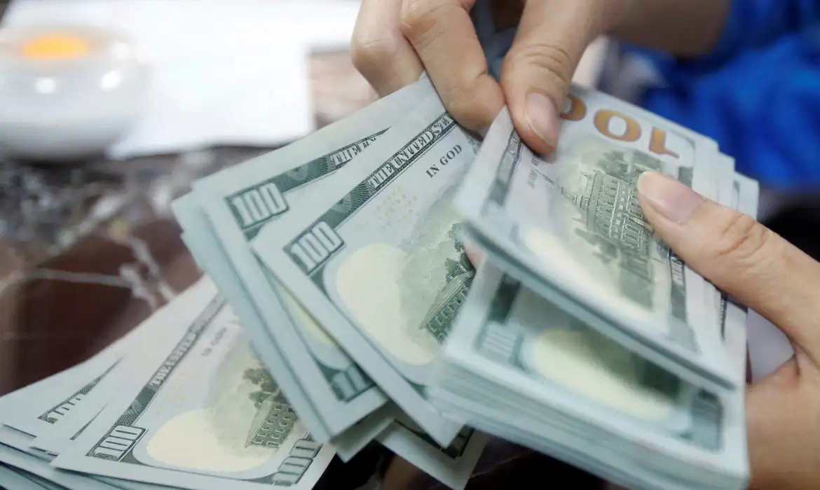 Dólar sobe e fecha perto de R$ 5,15 com aversão a risco
