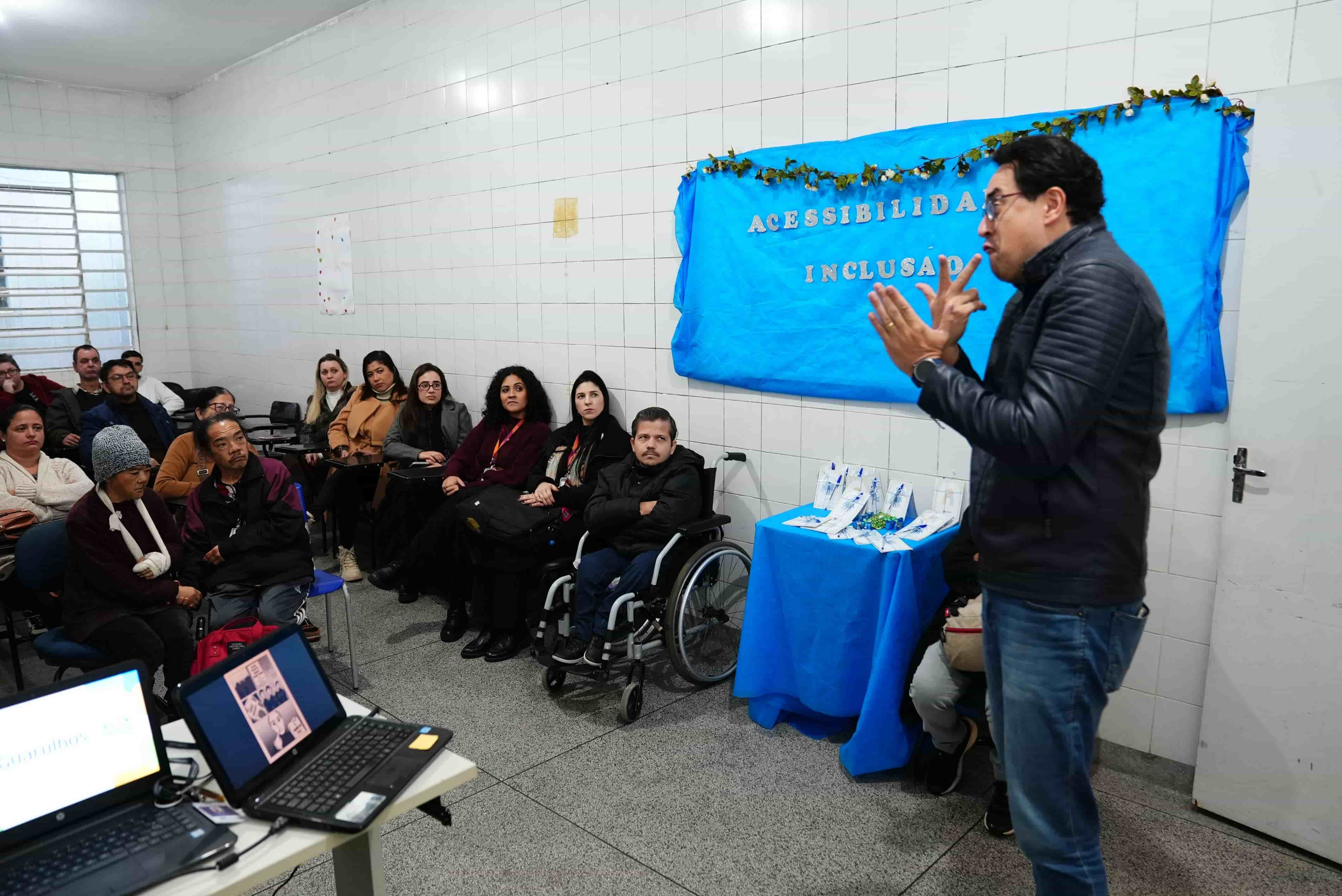 Café com Surdos reúne cerca de 30 pessoas para troca de informações e socialização