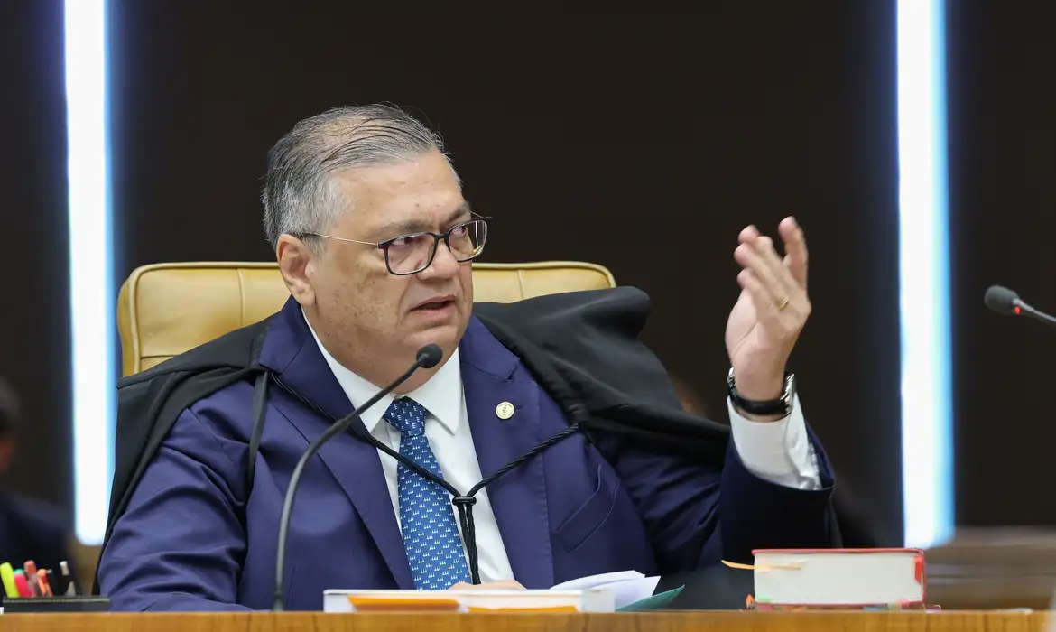 Dino e Zanin votam para julgar Moraes e Mendonça na mesma sessão