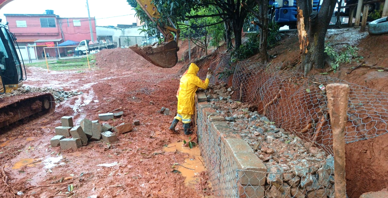 Prefeitura constrói muro de arrimo em rua do Jardim Normandia