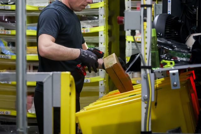 A Amazon dá aos seus trabalhadores um aumento de US$ 1 por hora