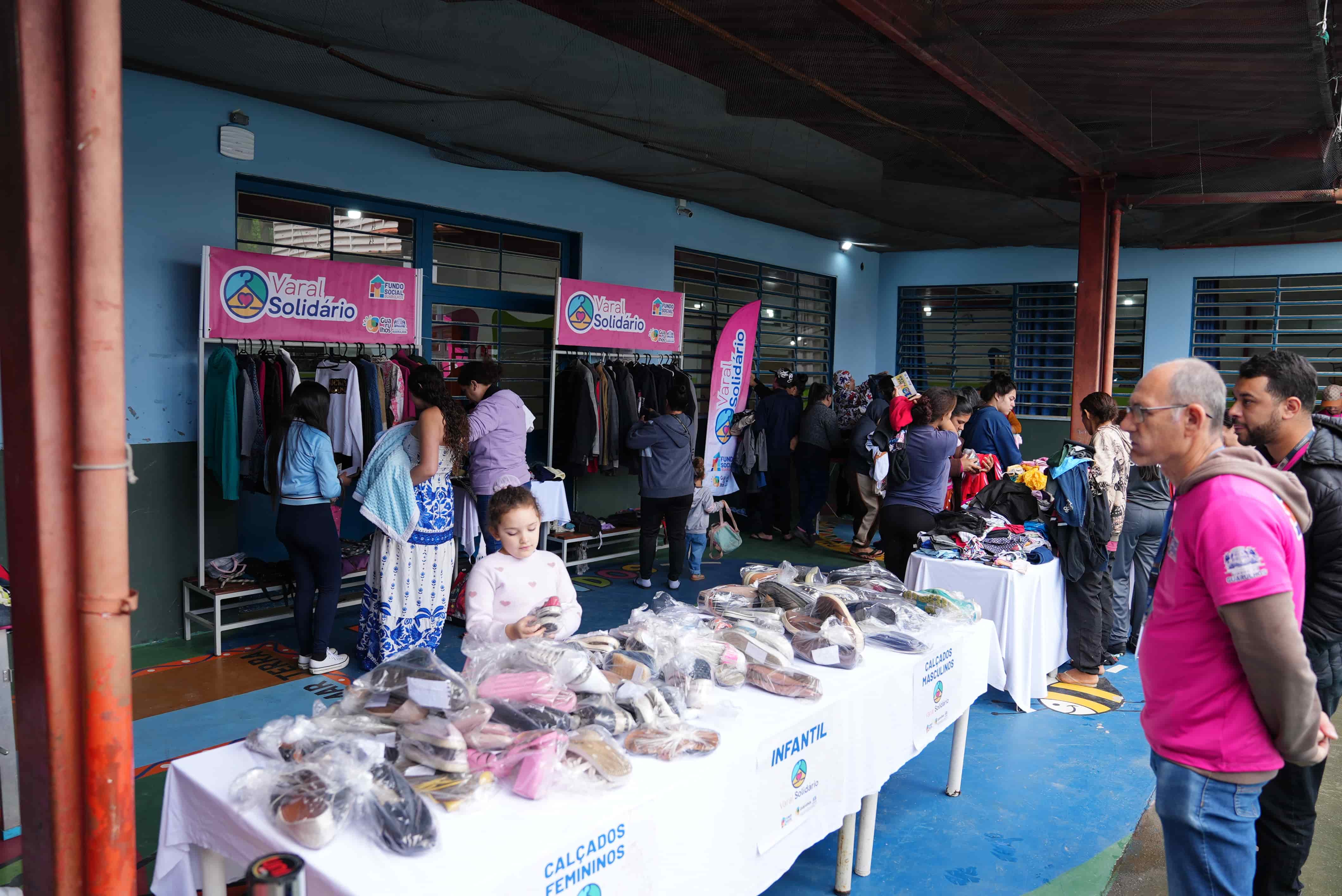 Varal Solidário atende 150 pessoas com doação de 1.700 peças de roupas no São João