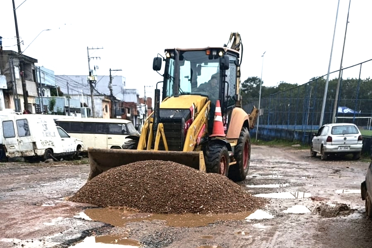 Prefeitura promove conservação de trecho sem pavimentação de avenida no Jardim Ponte Alta