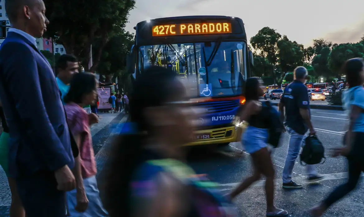 Pesquisa aponta que solidão e exaustão ampliam abstenção nas urnas