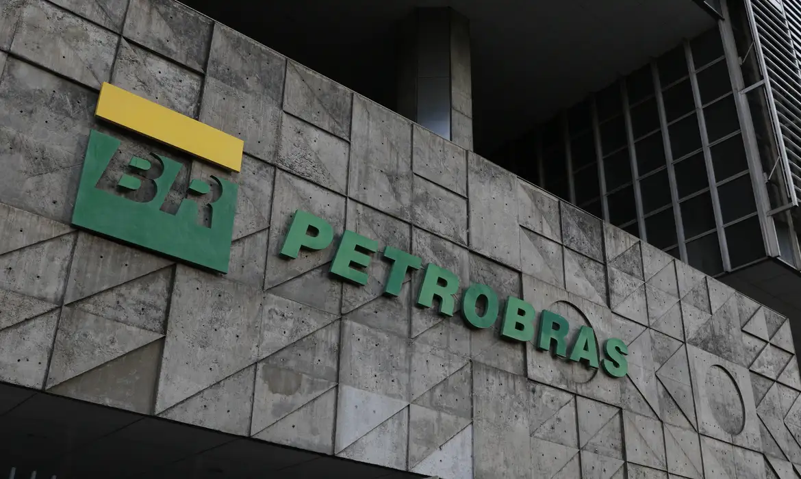 Petrobras batiza primeiro navio a navegar com tripulação 100% feminina