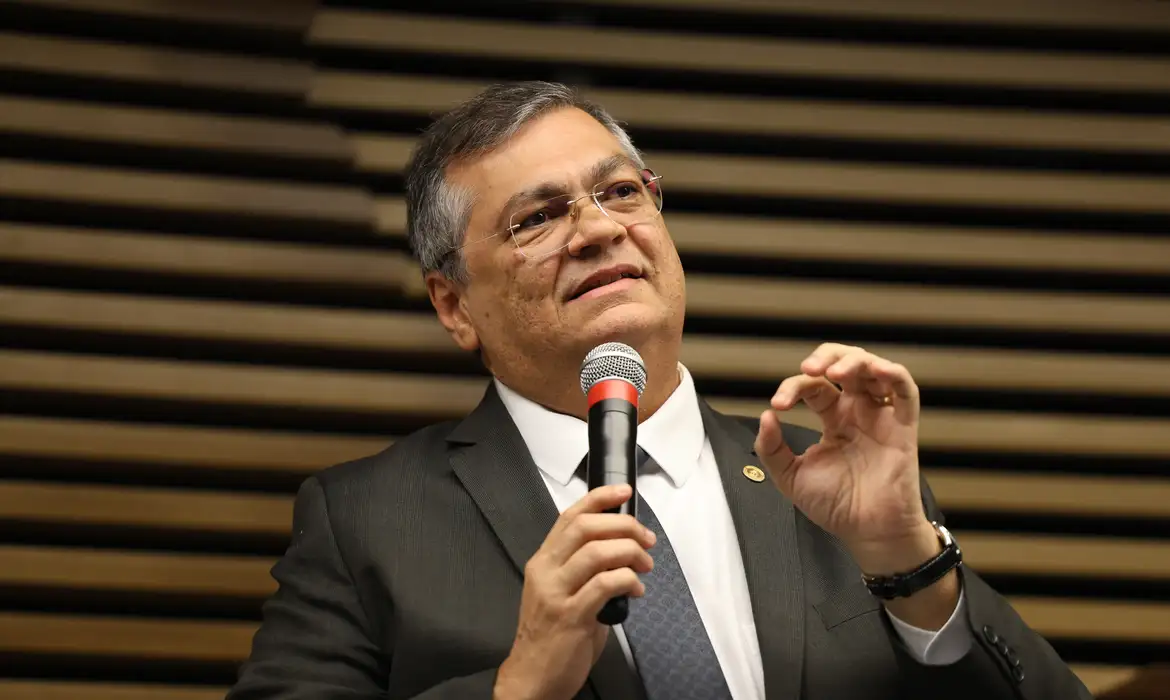 Dino cita Master e determina revisão de regras da CVM