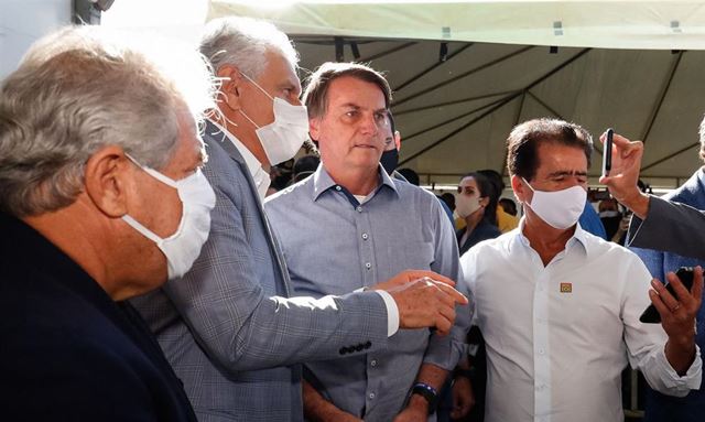 Bolsonaro inaugura hospital de campanha para covid-19 em Águas Lindas em Goiás
