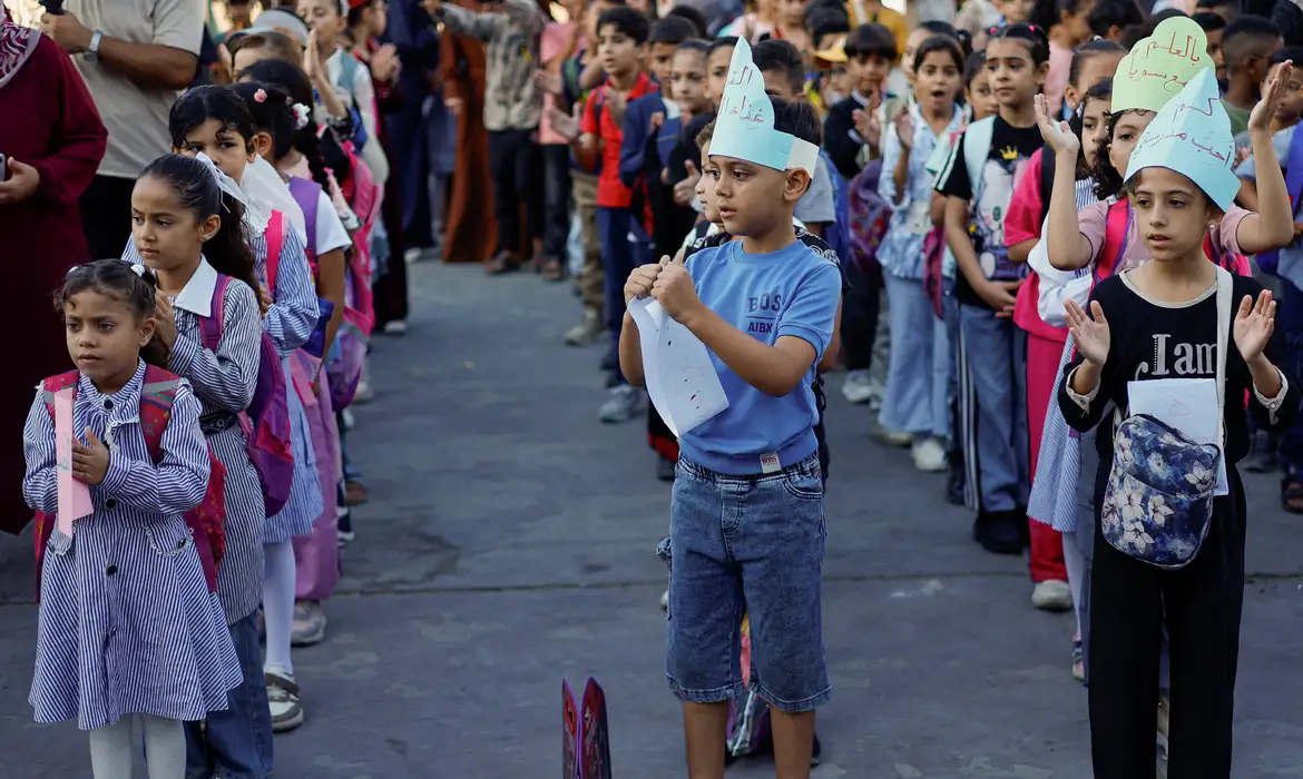 Alunos voltam às aulas presenciais em Gaza depois de três anos