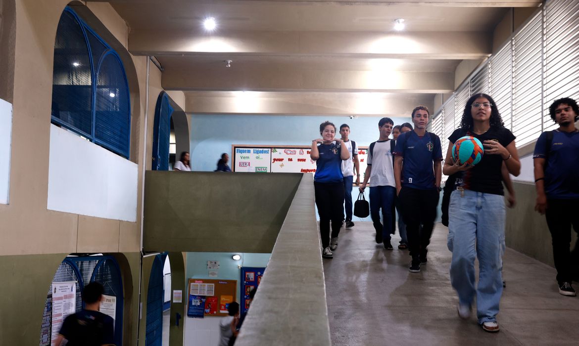 Pé-de-Meia começa a pagar sexta parcela a estudantes nesta segunda