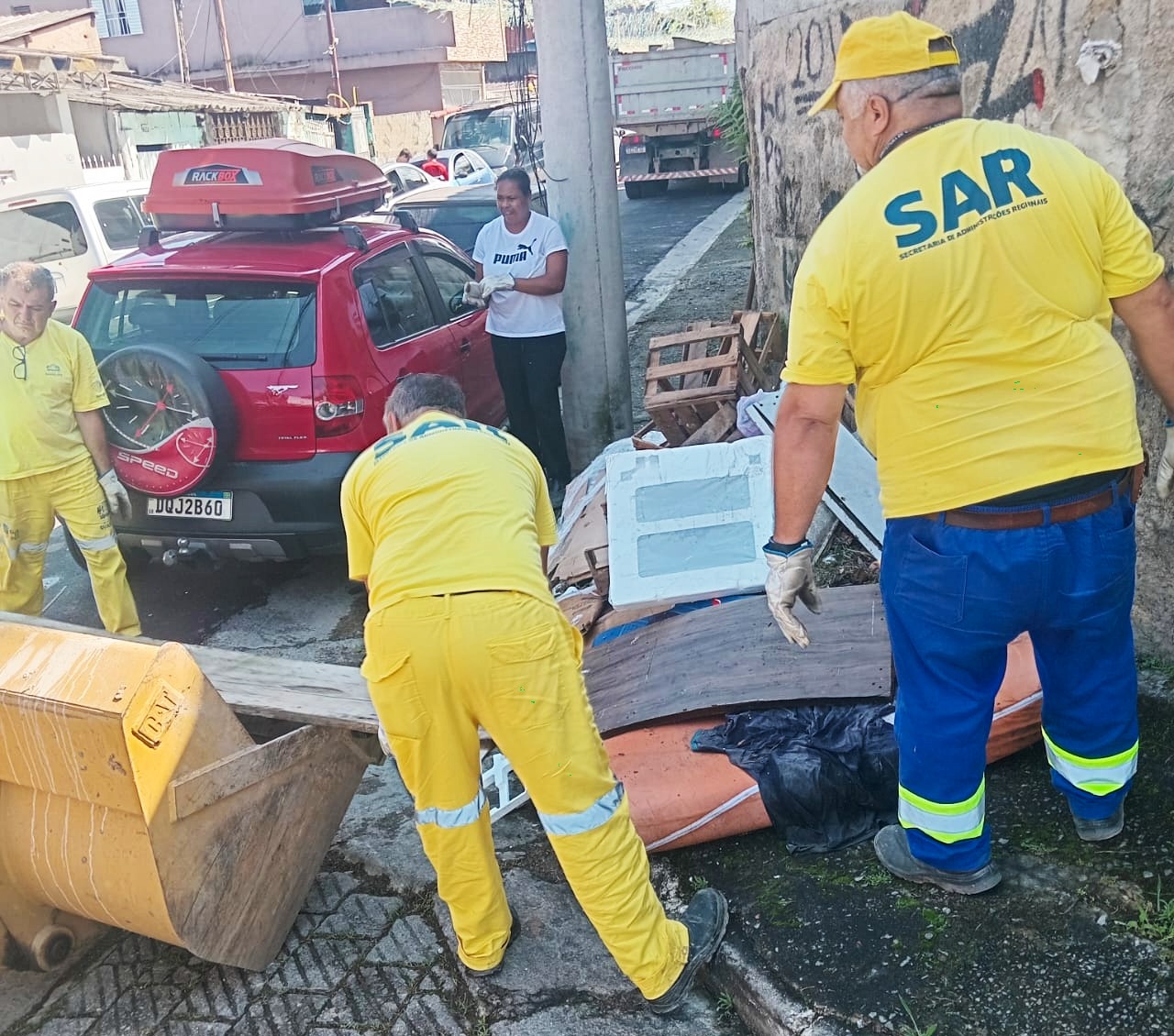 Prefeitura de Guarulhos remove lixo de diversos pontos da região do Taboão