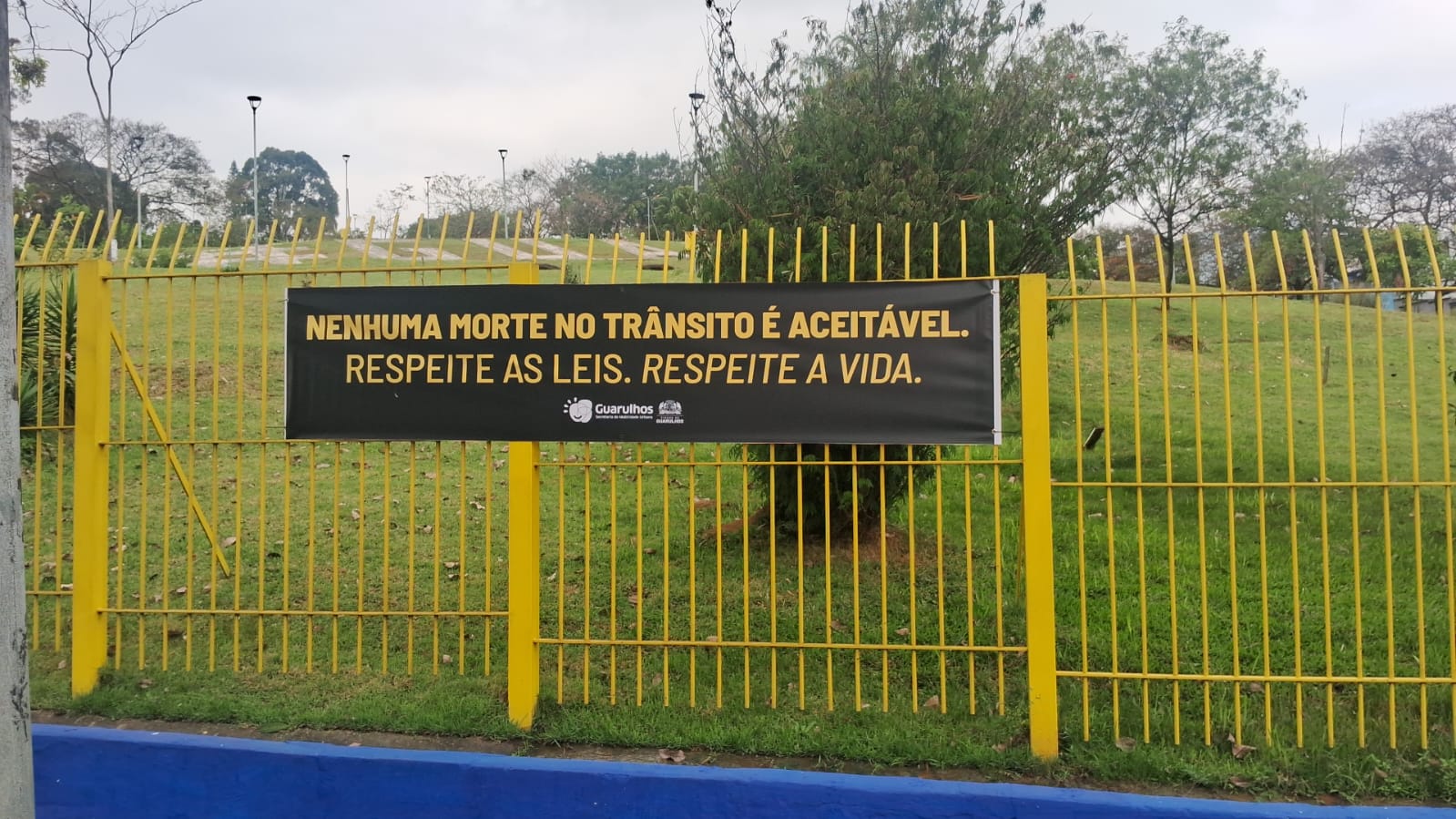 Prefeitura reforça alerta pela segurança viária com faixas instaladas em pontos críticos de acidentes