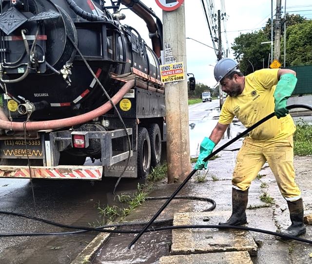 Prefeitura de Guarulhos realiza a limpeza de bocas de lobo em ação preventiva