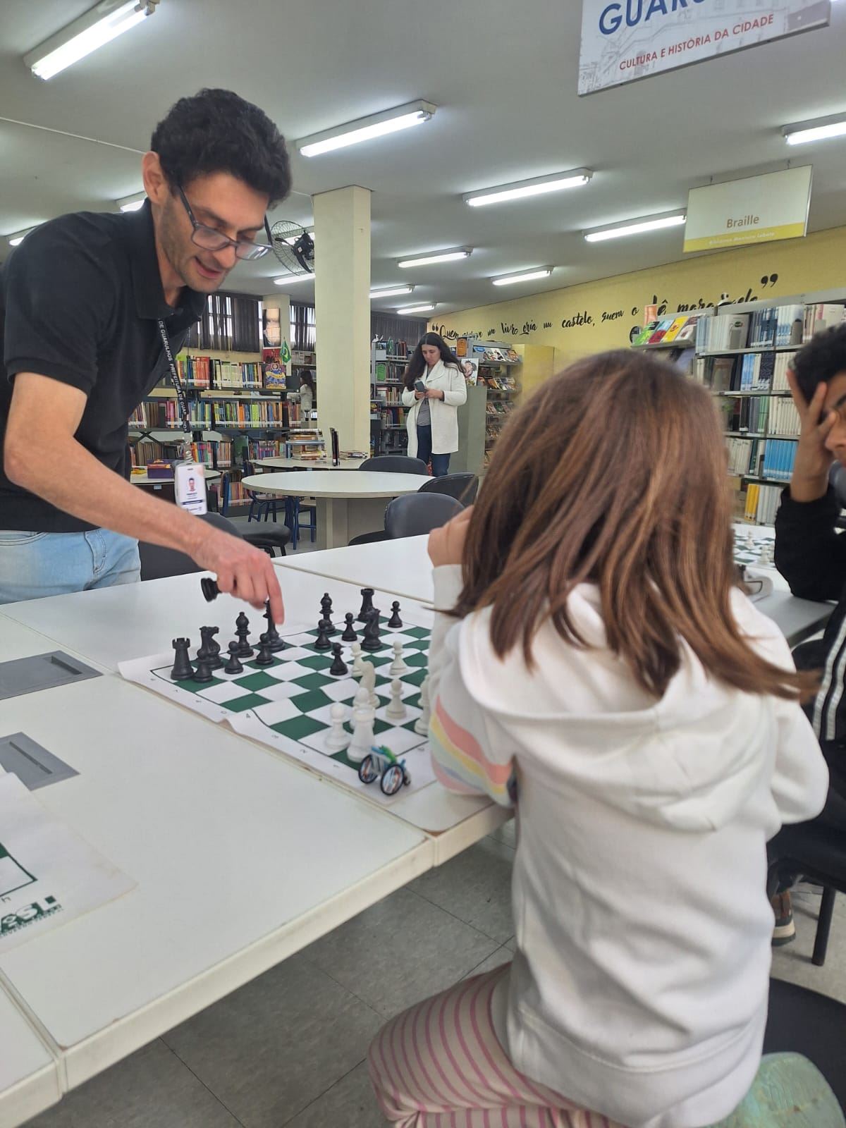 Biblioteca Monteiro Lobato realiza oficina gratuita de xadrez com cinco encontros ao longo de outubro
