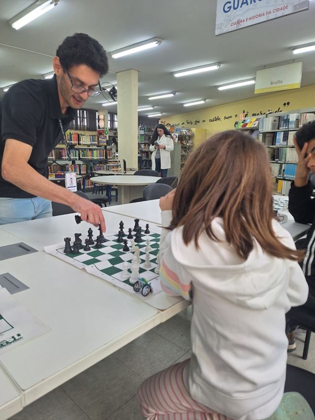 Biblioteca Monteiro Lobato realiza oficina gratuita de xadrez com cinco encontros ao longo de outubro