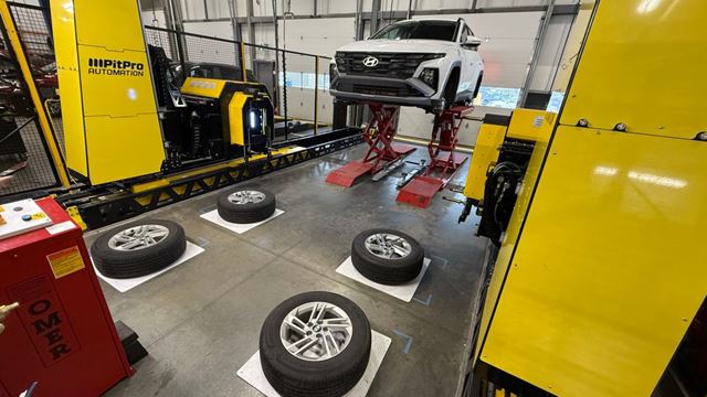 O primeiro robô trocador de pneus da PitPro entra em operação no Canadá