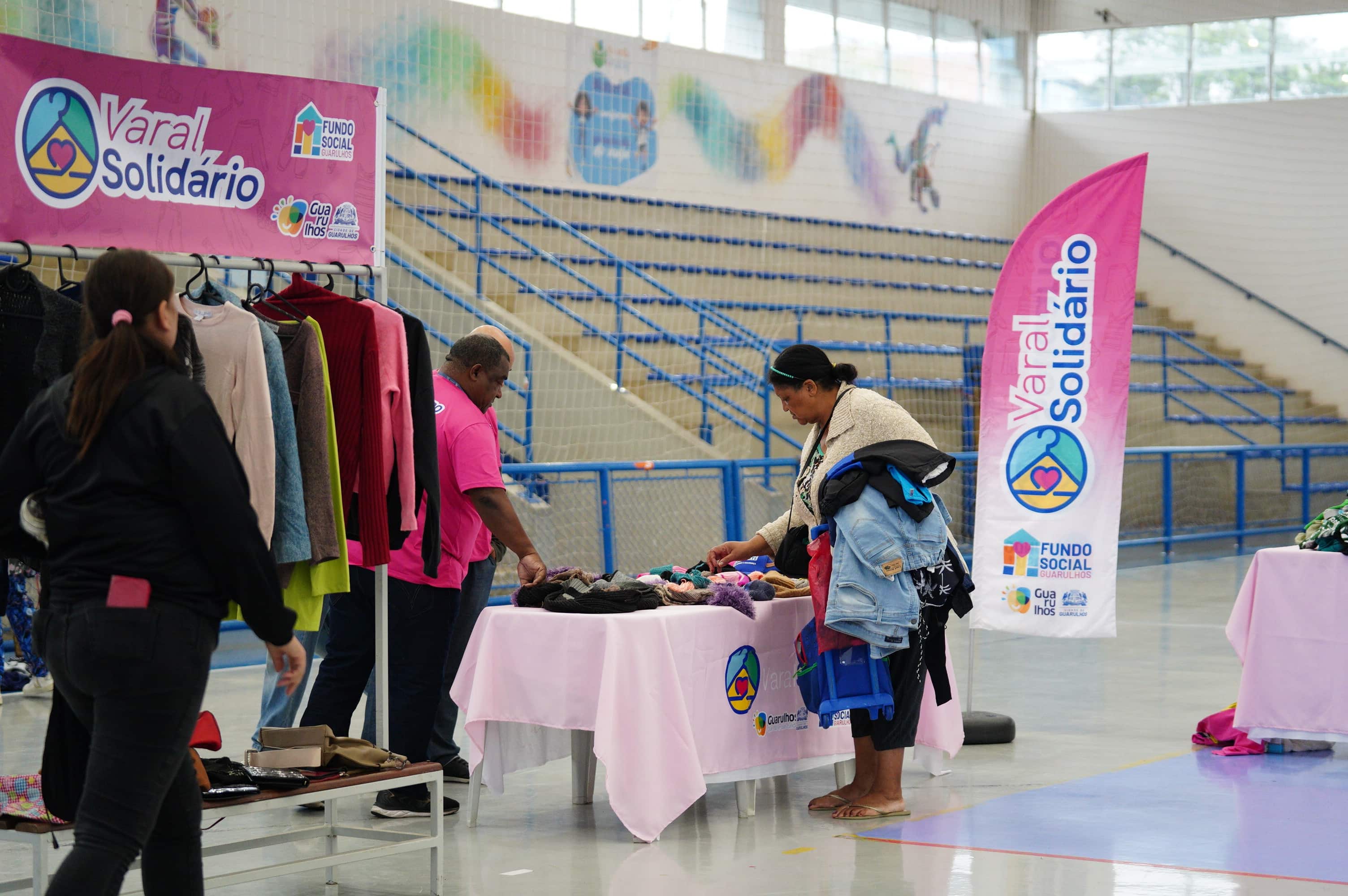 Fundo Social entrega mil peças de roupas em Cumbica pelo Varal Solidário