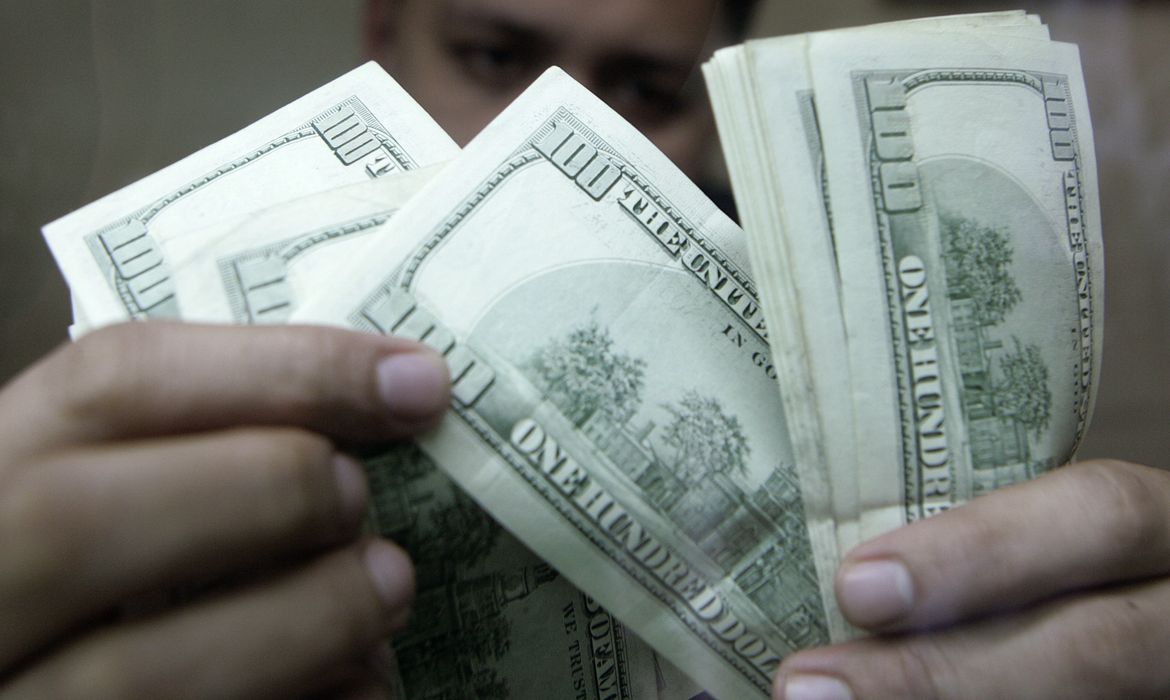 Dólar aproxima-se de R$ 5,17, com notícias do exterior e eleições