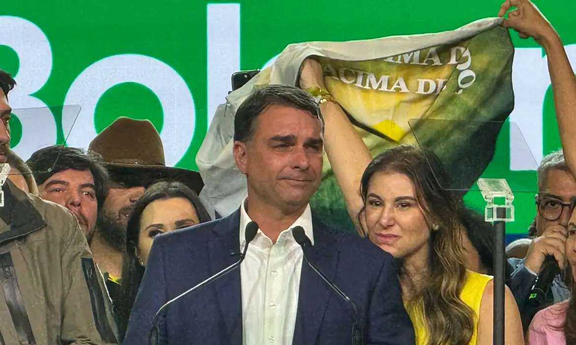 Flávio usou jatinho ligado a Vorcaro em viagem em 2025, diz revista