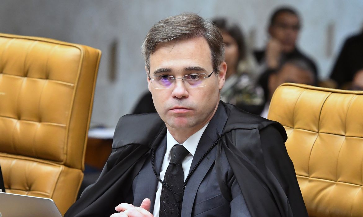 Mendonça volta a suspender multas sobre saúde mental no trabalho