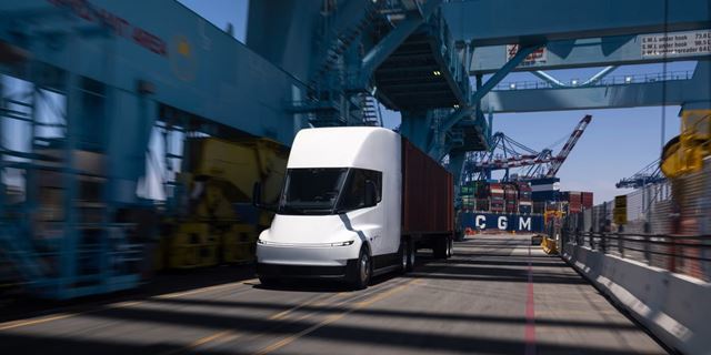 A Tesla finalmente avança para eletrificar o transporte de carga após uma década de trabalho e atrasos