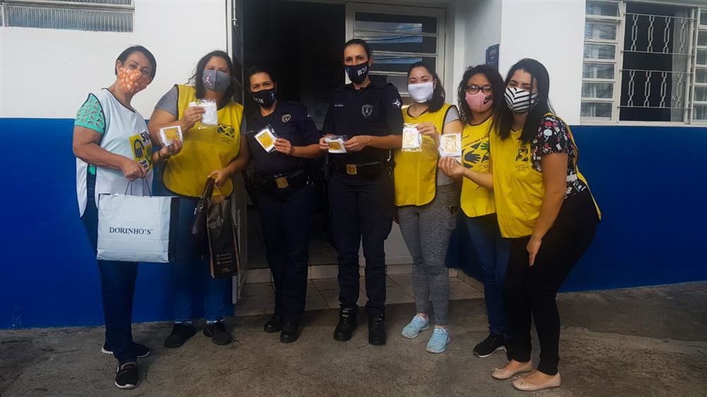 Famílias atendidas pela Patrulha Maria da Penha recebem máscaras