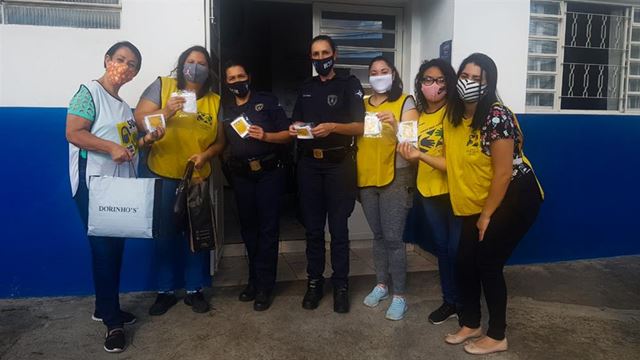 Famílias atendidas pela Patrulha Maria da Penha recebem máscaras