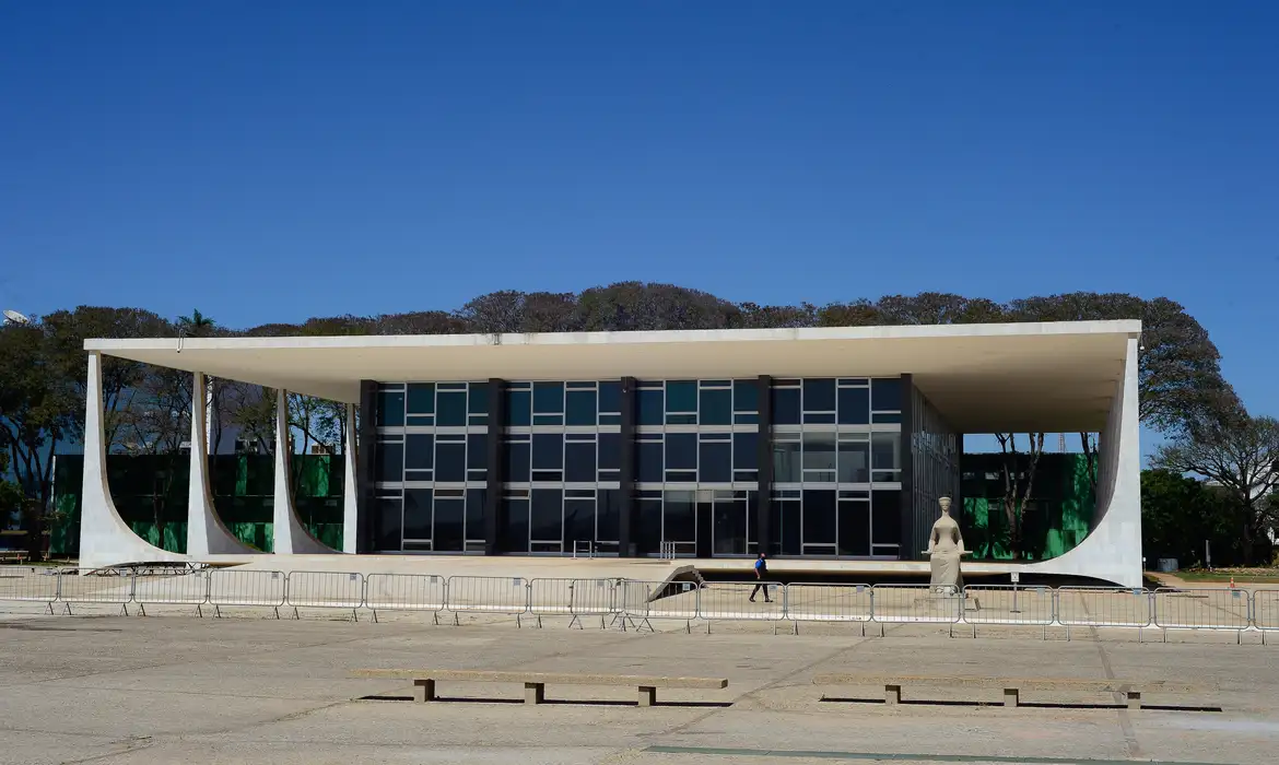 Fachin cobra manifestação da PGR sobre casos do INSS e Master