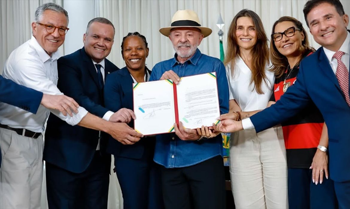 Lula sanciona  lei de incentivo ao desenvolvimento do futebol feminino
